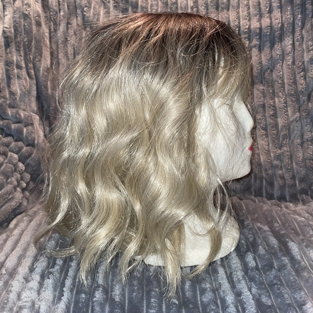 OMBRE WAVY BOB Wig looks natural. Read what it says about this name brand.